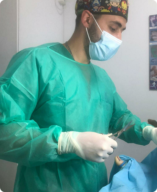 José Ángel Praena durante una intervención quirúrgica
